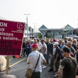 Des employés de Genève Aéroport, soutenus par le SSP, manifestent leur mécontentement contre un projet de réforme salariale.